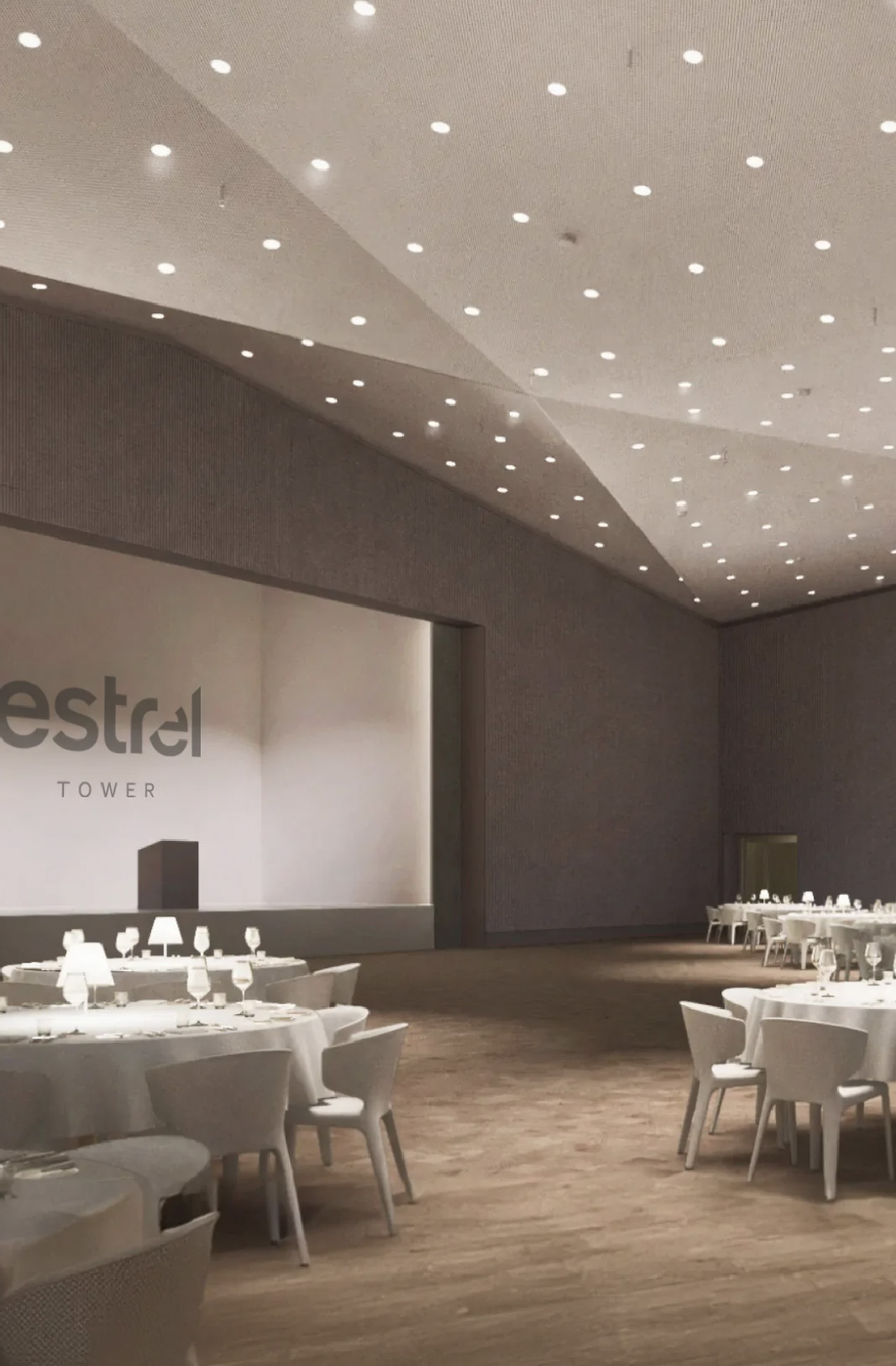 Innenansicht des Forums im Estrel Tower mit eleganten Tischen und Beleuchtung.